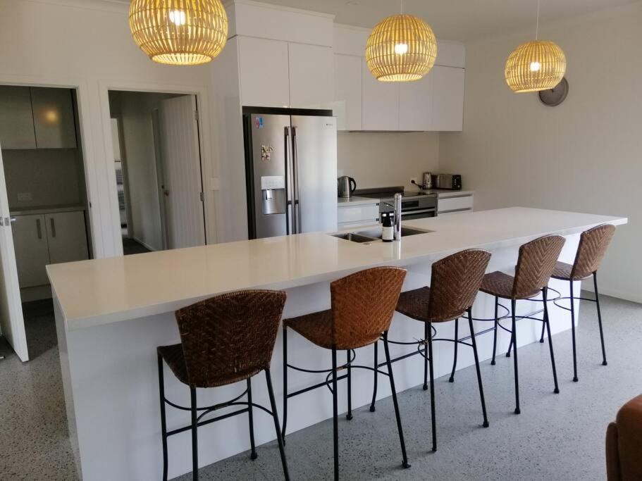 Purangi Beachhouse - 2 Bedroom Cooks Beach エクステリア 写真