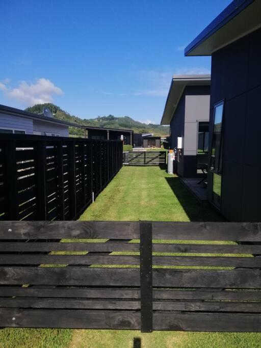 Purangi Beachhouse - 2 Bedroom Cooks Beach エクステリア 写真