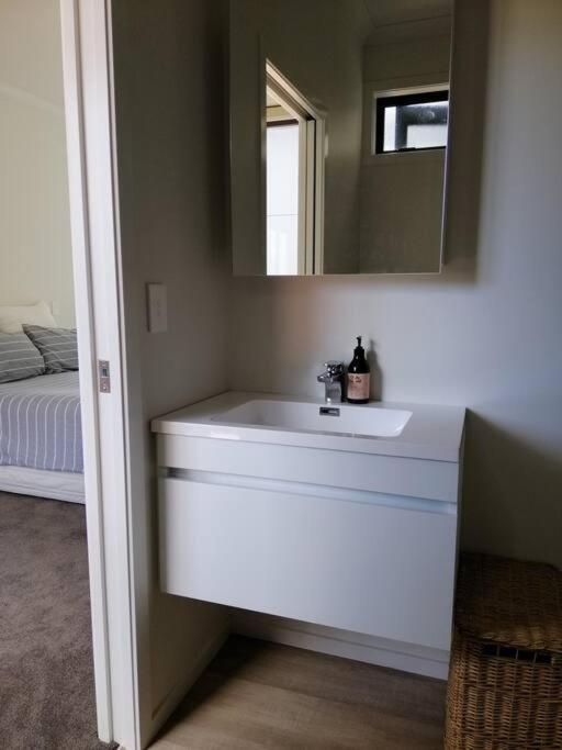 Purangi Beachhouse - 2 Bedroom Cooks Beach エクステリア 写真