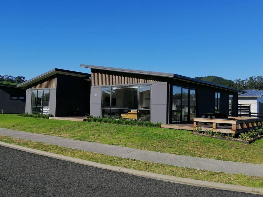 Purangi Beachhouse - 2 Bedroom Cooks Beach エクステリア 写真