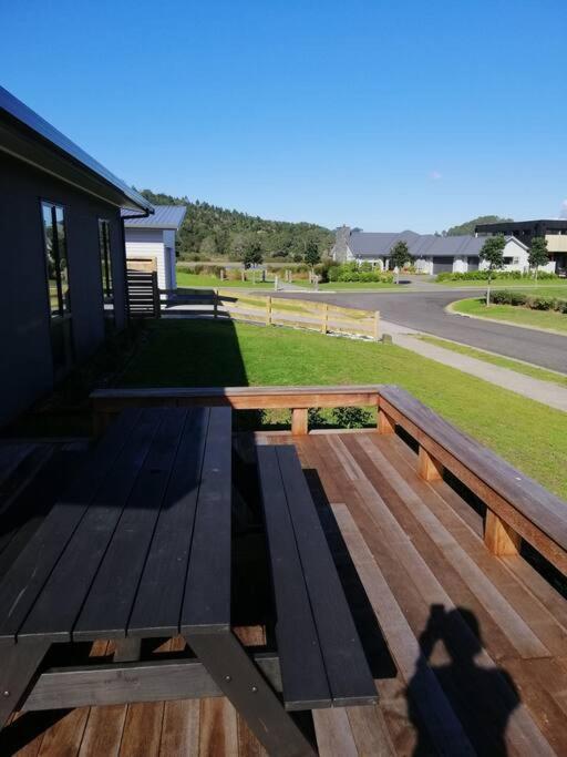 Purangi Beachhouse - 2 Bedroom Cooks Beach エクステリア 写真