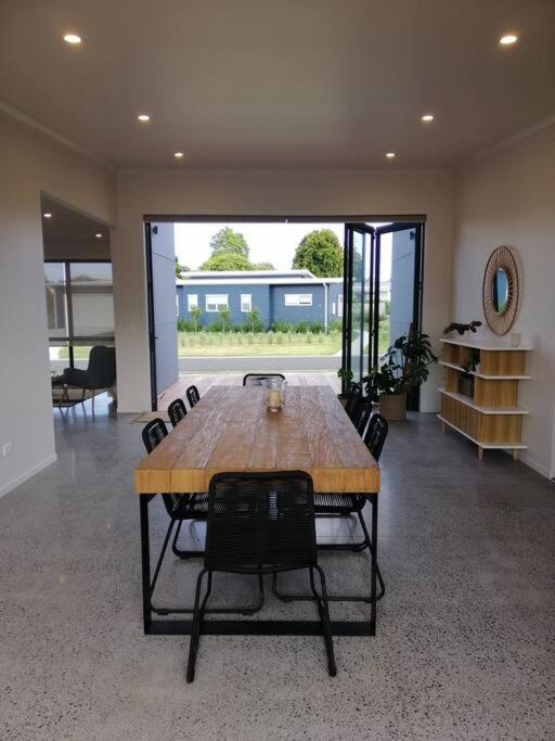 Purangi Beachhouse - 2 Bedroom Cooks Beach エクステリア 写真